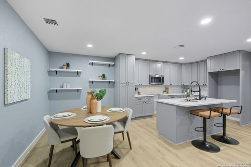 121 Andorra Dr, Universal City, TX, 78148-3301 | Card Image