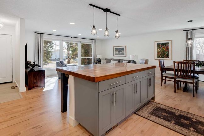 2607 Laurel Cres Sw, House other with 3 bedrooms, 3 bathrooms and 2 parking in Calgary AB | Image 8