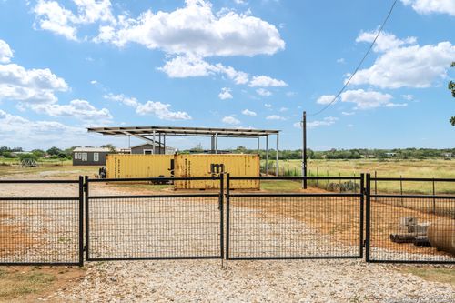 985 County Road 307, Jourdanton, TX, 78026-6204 | Card Image