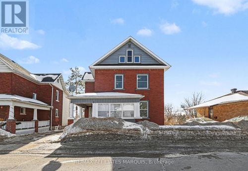 18 Queen St, Smiths Falls, ON, K7A3N2 | Card Image
