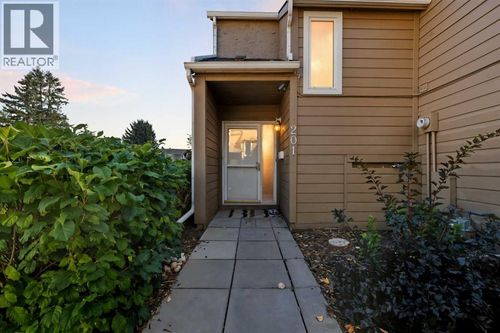 829 Coach Bluff Cres Sw, Calgary, AB, T3H1B1 | Card Image