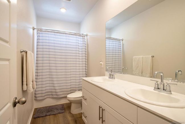 Upstairs Full Bathroom | Image 21
