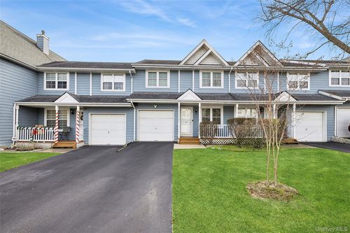 106 Northwood Blvd, Central Islip, NY, 11722-4667 | Card Image