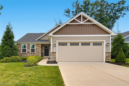 1270 Hidden Lake Blvd, Akron, OH, 44312-4068 | Card Image