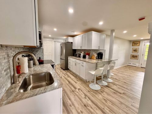 255 Purgatory Rd, Middletown, RI, 02842-6036 | Card Image