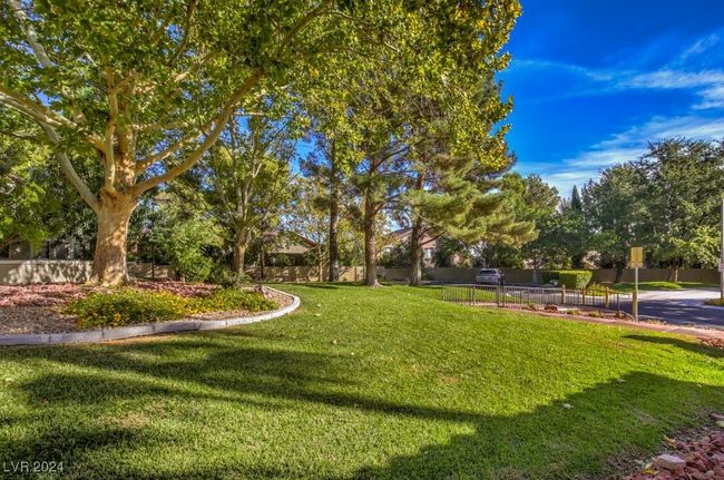 UNIT-101 - 1900 Summer Pine Ct, Townhouse with 3 bedrooms, 3 bathrooms and null parking in Las Vegas NV | Image 5