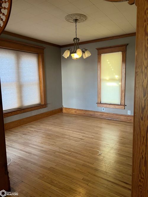 102 N Sycamore St, Creston, IA, 50801-2214 | Card Image