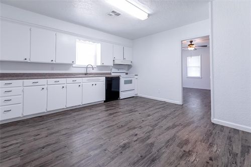 324 S Lester St, Elk City, OK, 73644-5811 | Card Image