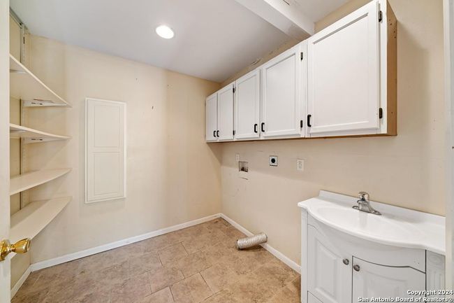 3420 Junction Hwy, House other with 2 bedrooms, 2 bathrooms and null parking in ingram TX | Image 7