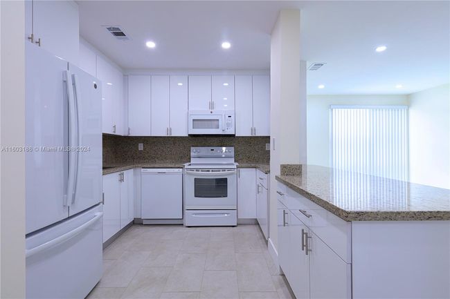 APT-117 - 200 177 Th Dr, Condo with 1 bedrooms, 1 bathrooms and null parking in Sunny Isles Beach FL | Image 4