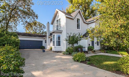 124 Oakland St, Milford, MI, 48381-2372 | Card Image