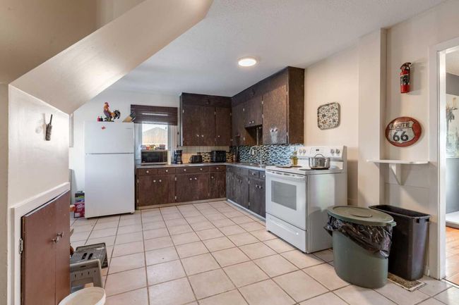 126 3 St, House other with 5 bedrooms, 2 bathrooms and 4 parking in Stirling AB | Image 5