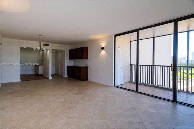 729 - 20301 W Country Club Dr, Condo with 2 bedrooms, 2 bathrooms and null parking in Aventura FL | Image 11