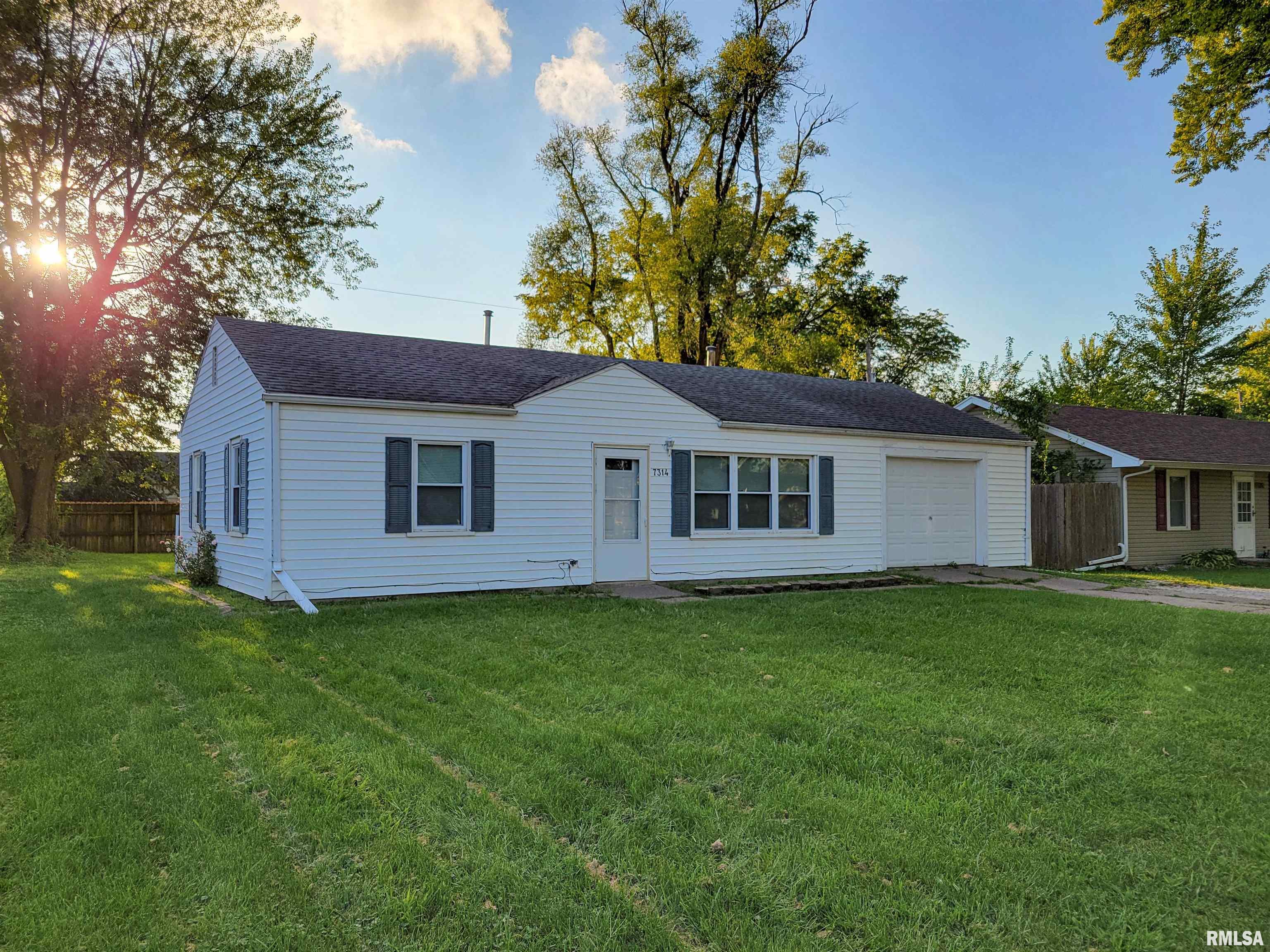 Oak St, Davenport, IA 52806
