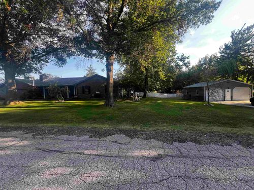 2305 Pinecrest Ct, Arkansas City, KS, 67005-8555 | Card Image