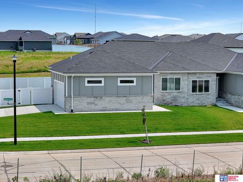 7501 Vera Dr, Lincoln, NE, 68516-2179 | Card Image