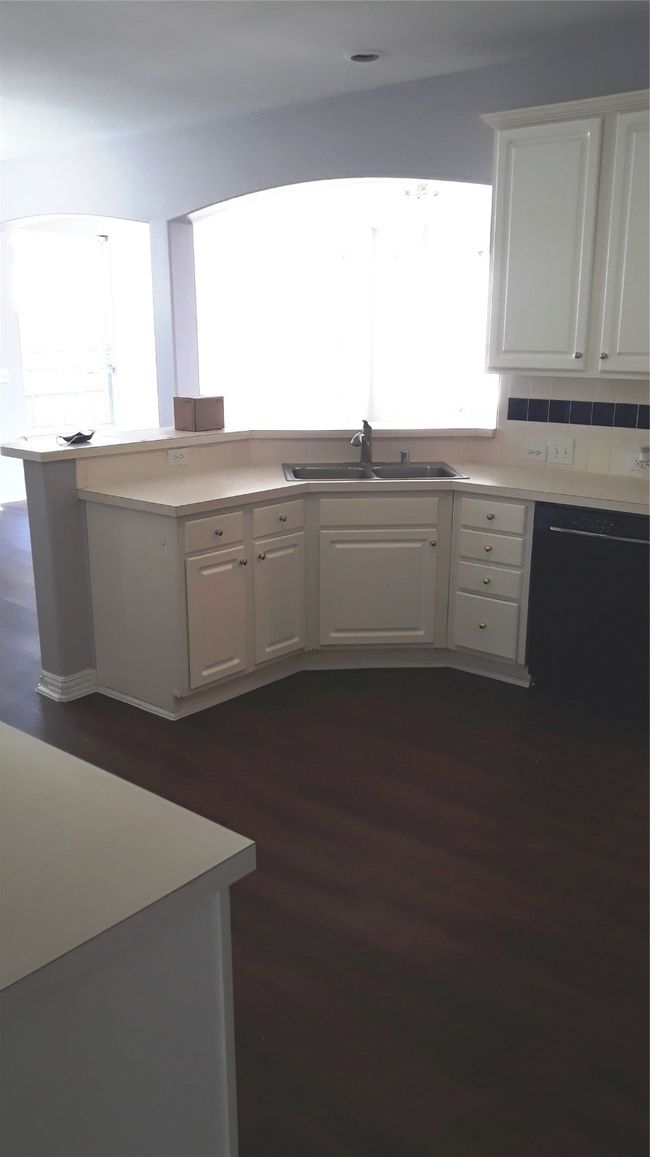 KITCHEN OPEN FLOOR PLAN TO LIVING ROOM! | Image 12