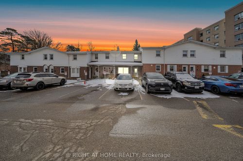 312 Westcourt Pl, Waterloo, ON, N2L2R7 | Card Image