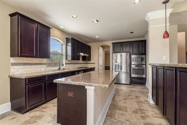 Notice the extra storage to the right under the serving area. | Image 18