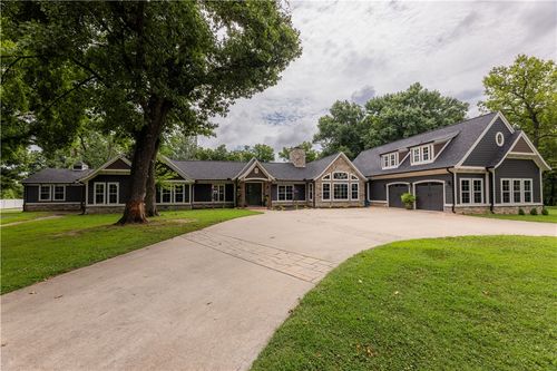 1101 N Dogwood St, Siloam Springs, AR, 72761-2258 | Card Image