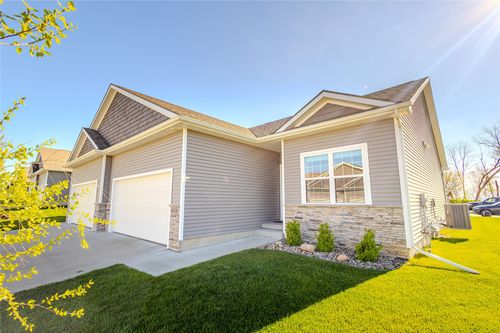 833 Pinehurst Way, Polk City, IA, 50226-8010 | Card Image