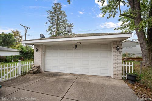 30223 Astor St, Farmington Hills, MI, 48336-3521 | Card Image