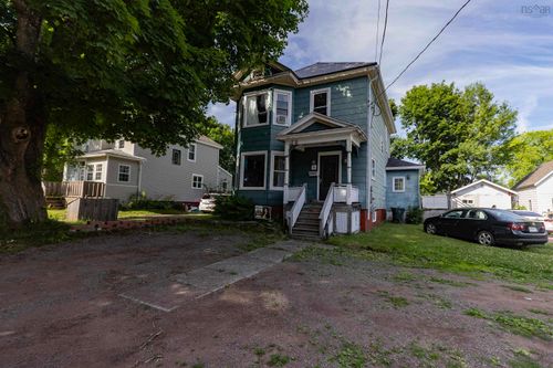 44 Clarence St, Amherst, NS, B4H3P4 | Card Image