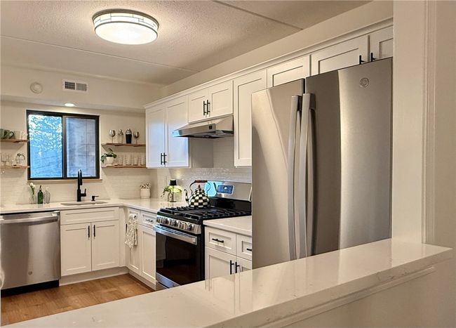 APT-7-202 - 650 E Greenwich Ave, Condo with 2 bedrooms, 2 bathrooms and 2 parking in West Warwick RI | Image 5
