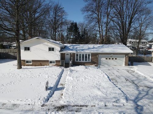 980 Indiana Ave, Marysville, MI, 48040-1526 | Card Image