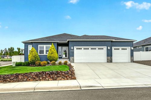 1723 Luxor Ln, Medford, OR, 97504-7685 | Card Image