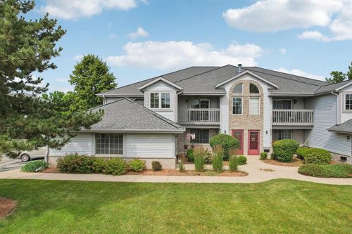 e-827 Quinlan Drive, Pewaukee, WI, 53072 | Card Image