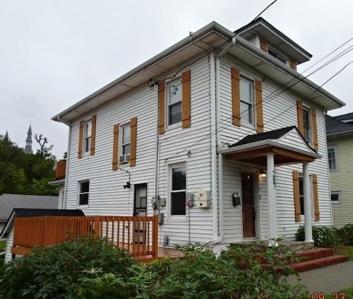 207 East St, Parkville, MO, 64152-3721 | Card Image