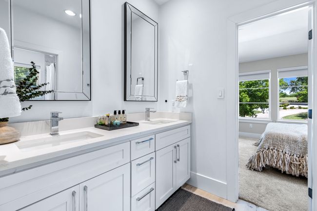 Jack and Jill bathroom with two sinks | Image 27