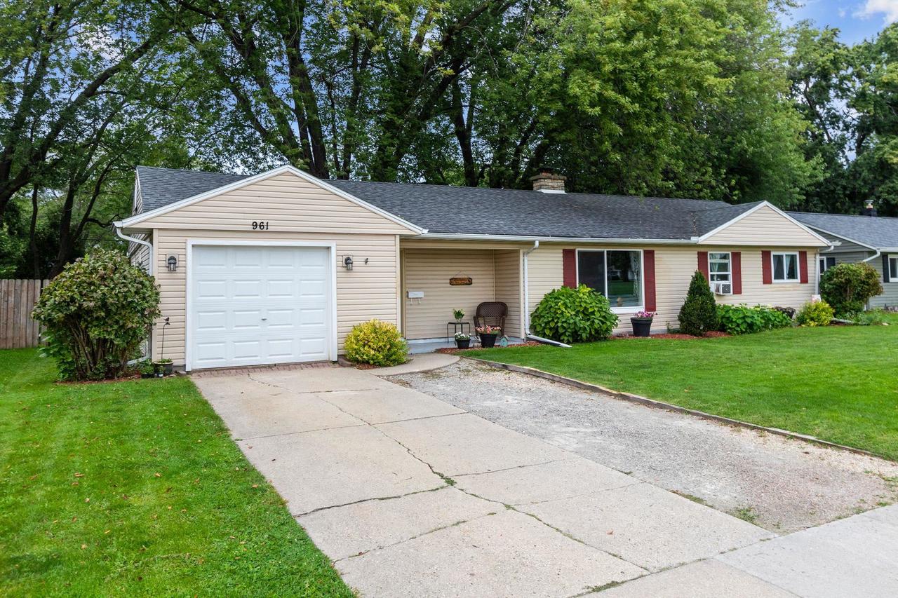Hunt Ave, Neenah, WI 54956