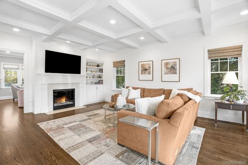 8 Wakefield Rd, Scarsdale, NY, 10583-7153 | Card Image