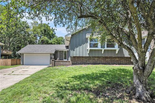 6704 Lakeshore Dr, Raytown, MO, 64133-6151 | Card Image