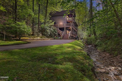 3751 Line Springs Ln, Sevierville, TN, 37862-8259 | Card Image