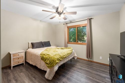 104 W Birchwood Dr, Brandon, SD, 57005-2100 | Card Image
