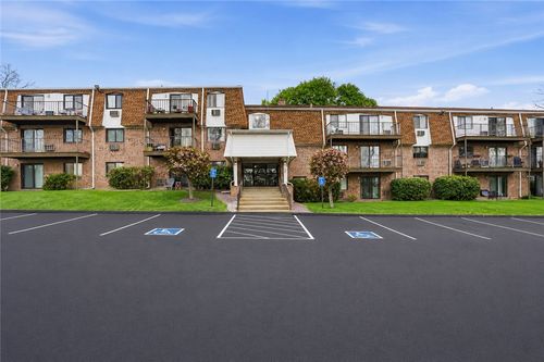 b307-752 Quaker Ln, East Greenwich, RI, 02818-1661 | Card Image