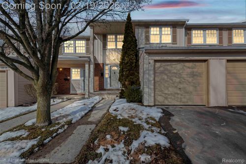 1719 Brentwood Dr, Troy, MI, 48098-2636 | Card Image