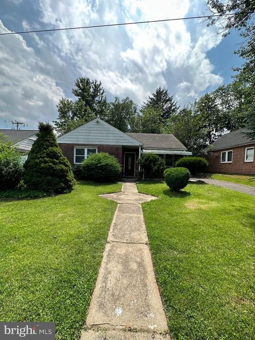 682 Rennard St, PHILADELPHIA, PA, 19116-2823 | Card Image