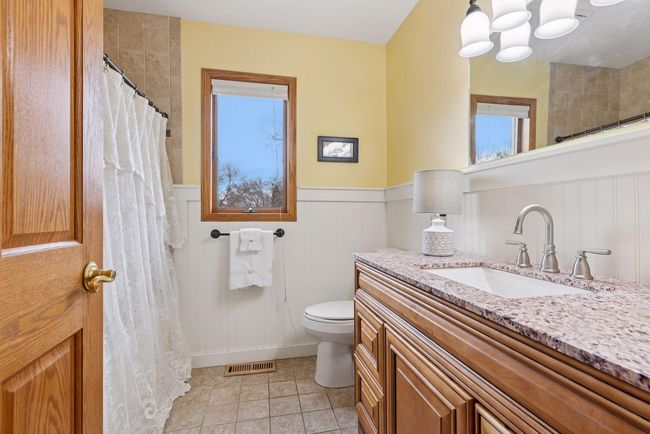 Upper level full bath with jetted tub | Image 23