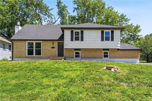 13309 Park Hills Dr, Grandview, MO, 64030-3566 | Card Image