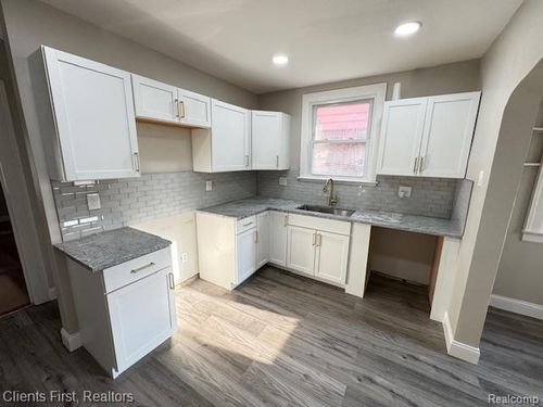 18467 Santa Rosa Dr, Detroit, MI, 48221-2244 | Card Image