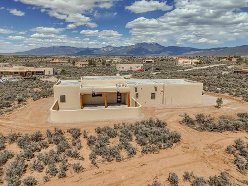 44 Camino De Los Arroyos, Ranchos De Taos, NM, 87557-8751 | Card Image