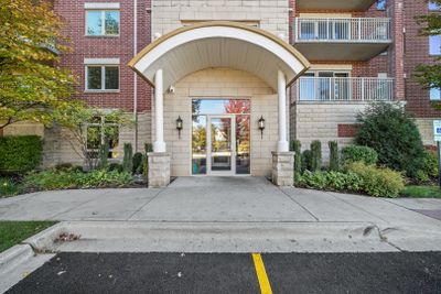 409 - 8300 Concord Drive, Condo with 2 bedrooms, 1 bathrooms and 2 parking in Morton Grove IL | Image 2