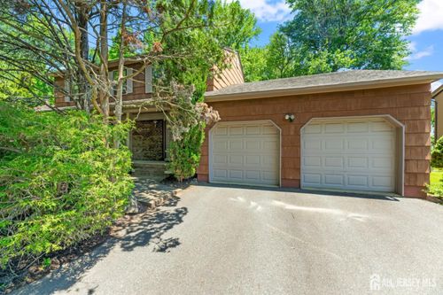 11 Aspen Cir, Edison, NJ, 08820-2832 | Card Image