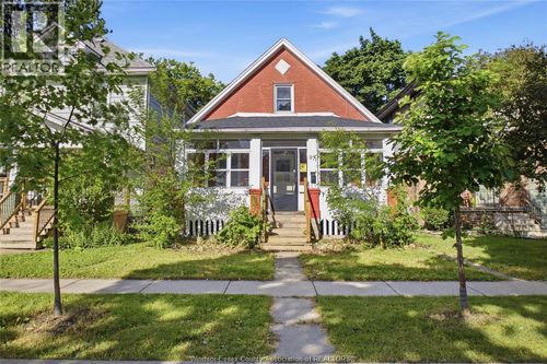 977 Gladstone Ave, House with 2 bedrooms, 1 bathrooms and null parking in Windsor ON | Card Image