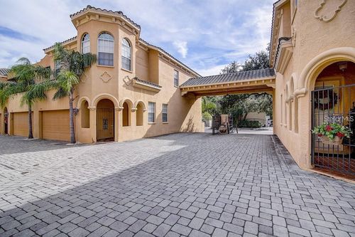 2911 Hansen Manor Ln, TAMPA, FL, 33611-2858 | Card Image