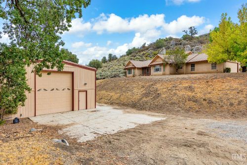 25900 Cumberland Rd, Tehachapi, CA, 93561-9203 | Card Image